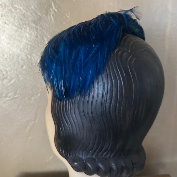 CLASSY 1950s\' COCKTAIL HAT COVERED IN NAVY FEATHERS & SEQUIN CIRCLE. main image 8